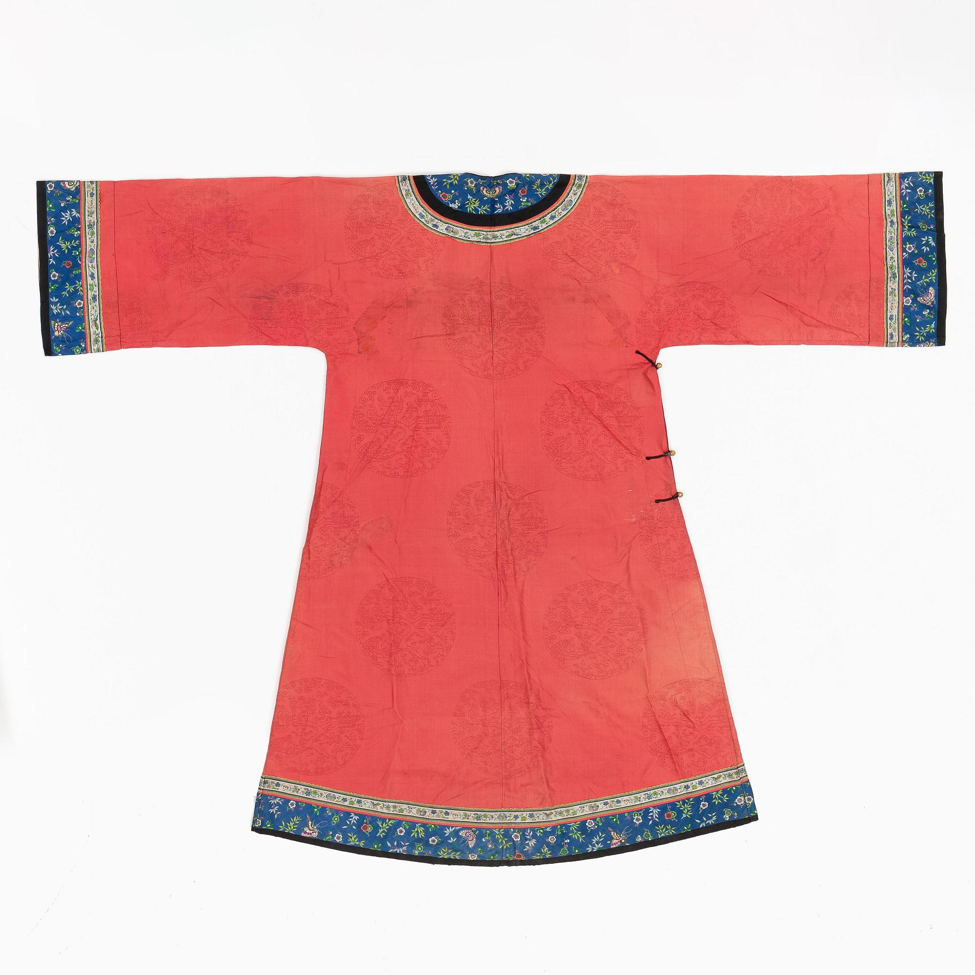 An embroidered Chinese silk robe, late Qing dynasty.