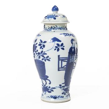 A Chinese blue and white porcelain vase with cover, Qing dynasty, Kangxi (1662-1722).