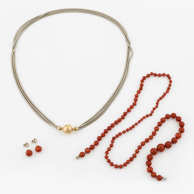 Ole Lynggaard clasp in 18K gold with a gold and silver necklac and a coral necklace as well as a pair of coral earrings.