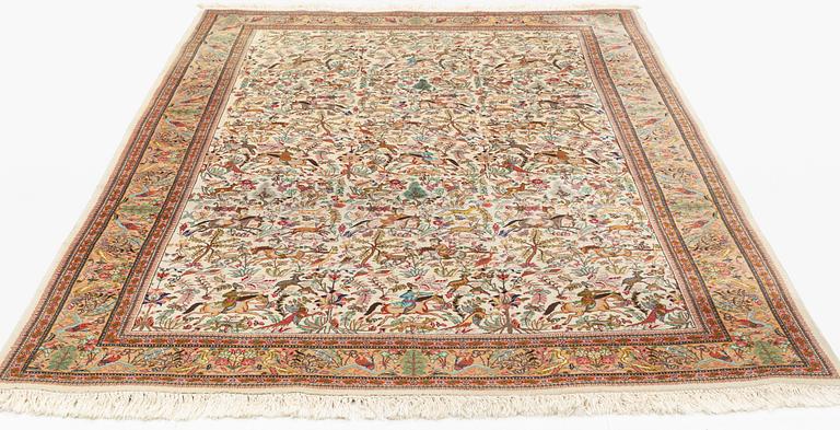 A Tabriz carpet, 270 x 180 cm.