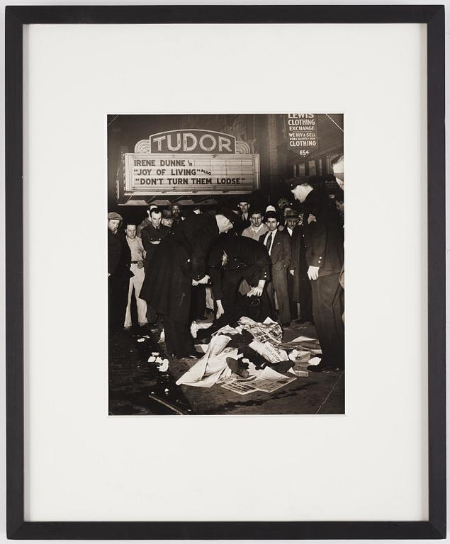 Weegee (Arthur Fellig), "Man Killed in Accident, Market Place, New York City", cirka 1938-1942.