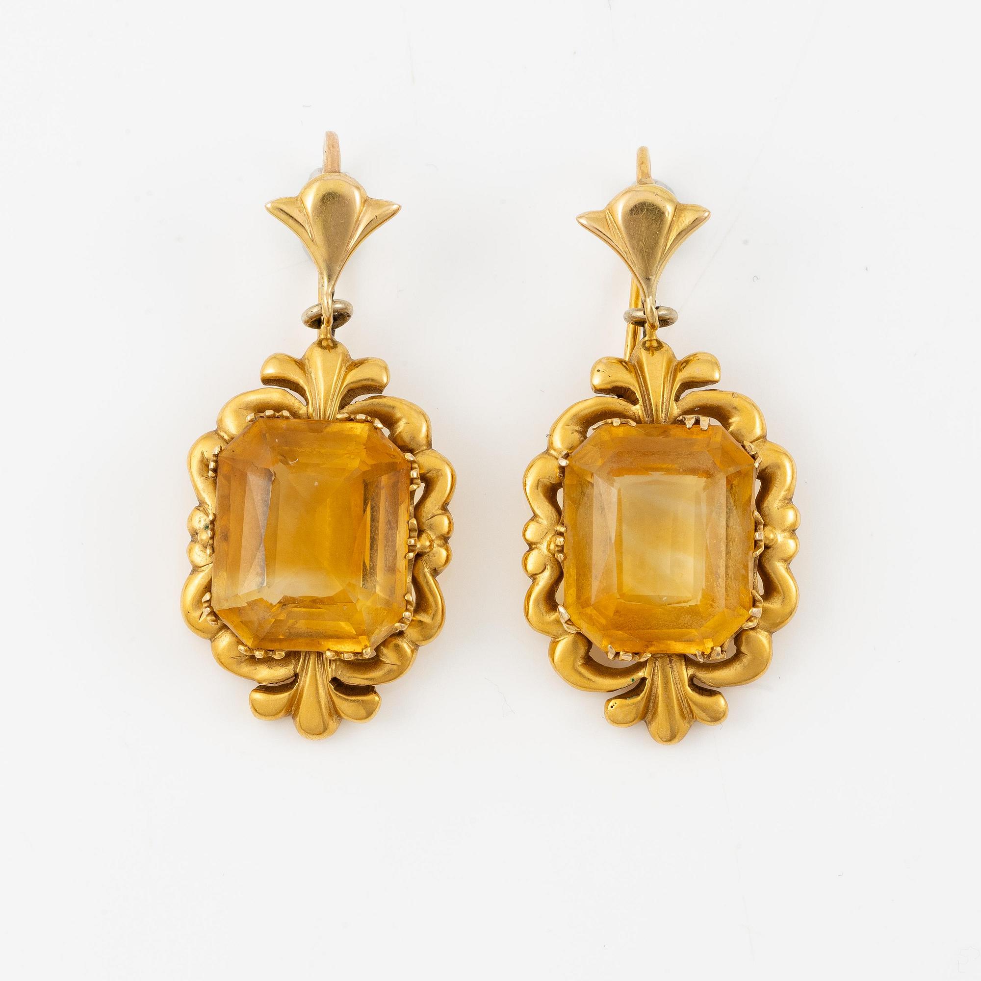 A necklace and a pair of earrings in 14K gold with faceted citrines.