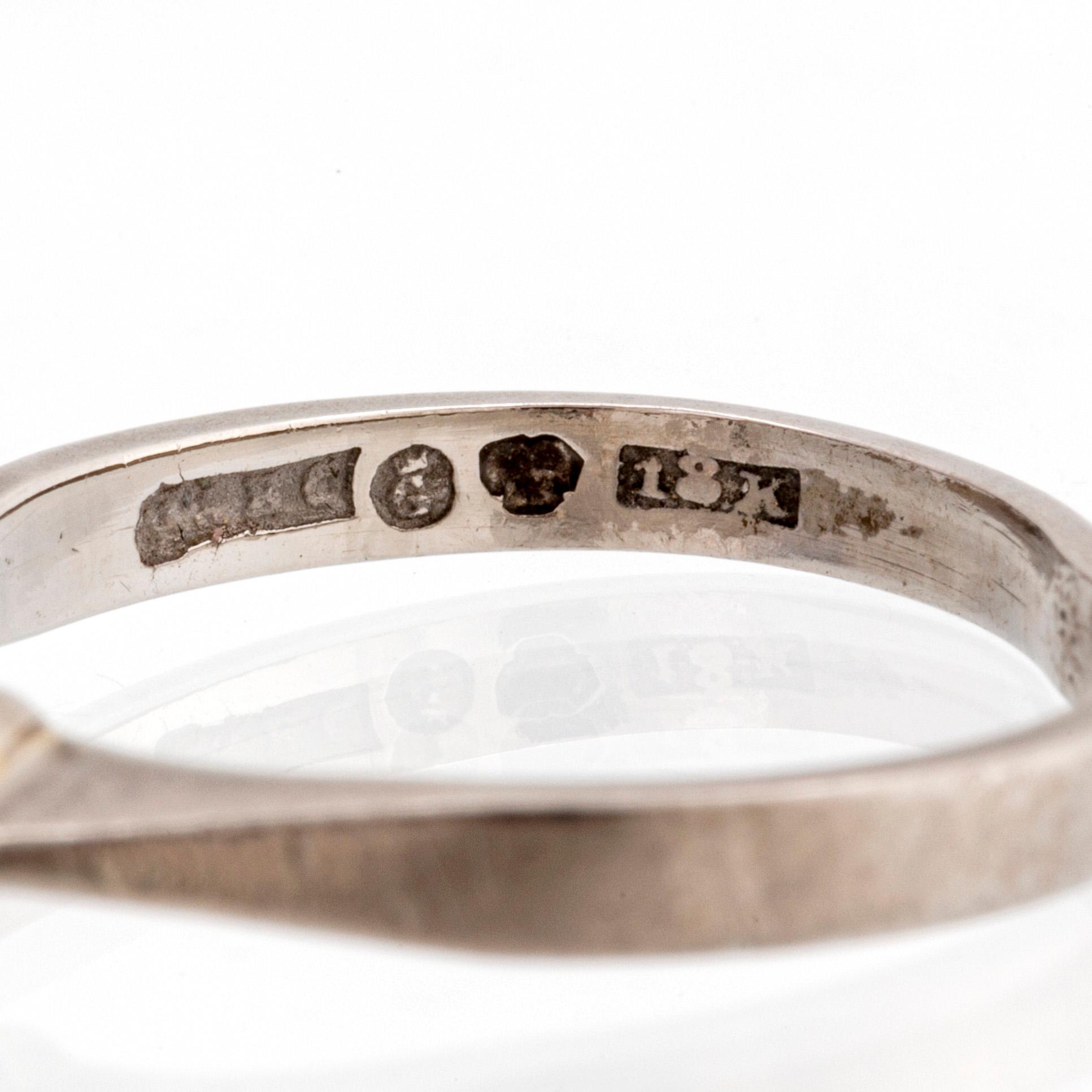 Ring 18K vitguld med 3 briljanter ca 0,65 ct totalt, storlek ca 16/50, total vikt 3,1 g.