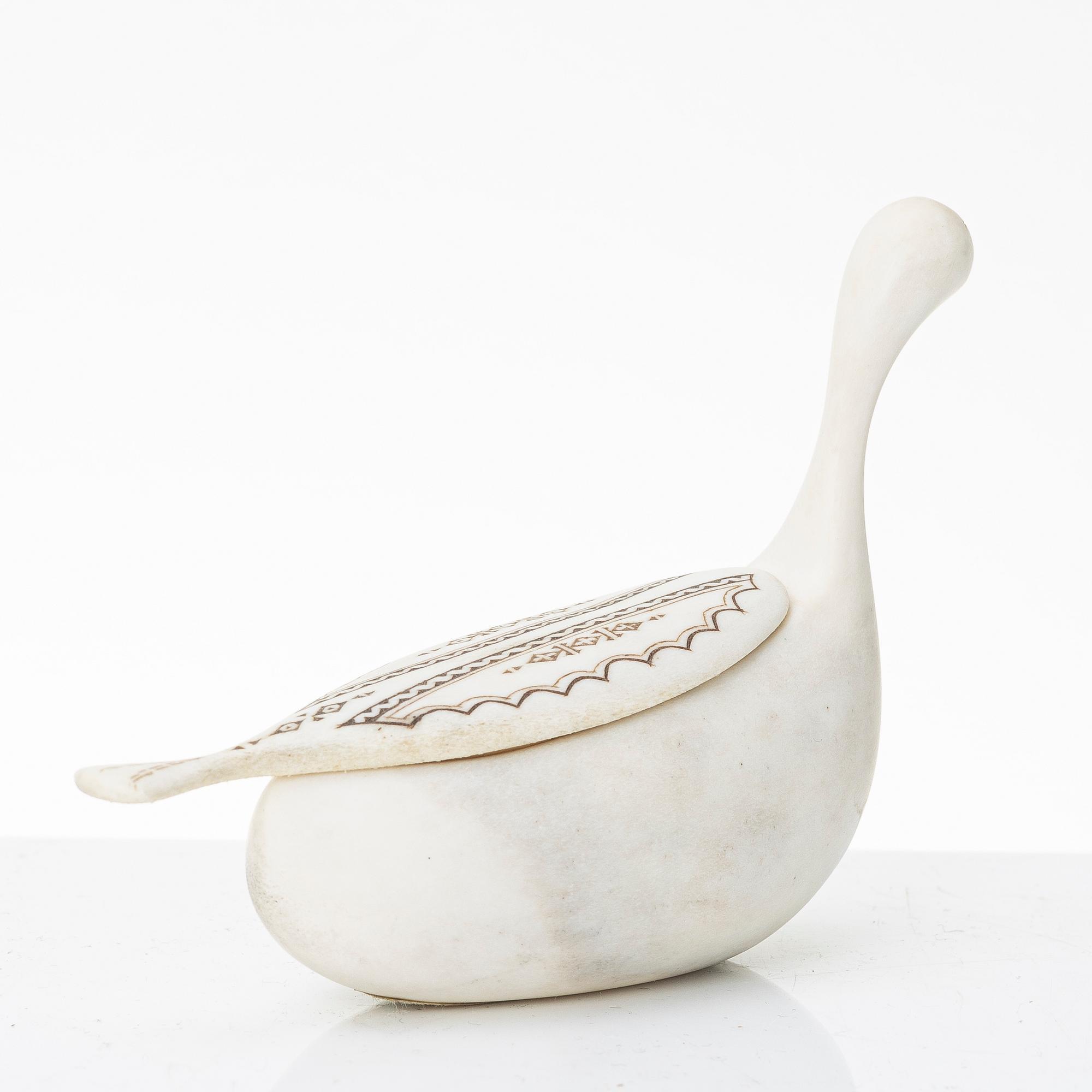Lars Levi Sunna, box in the shape of a ptarmigan, signed.