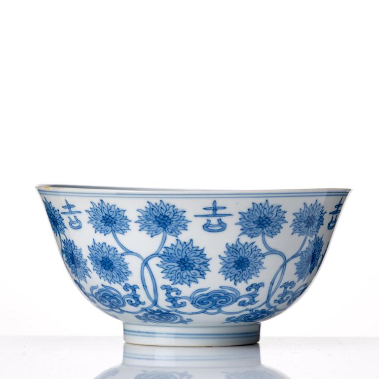 A blue and white lotus bowl, Qing dynasty, Kangxi (1662-1722).