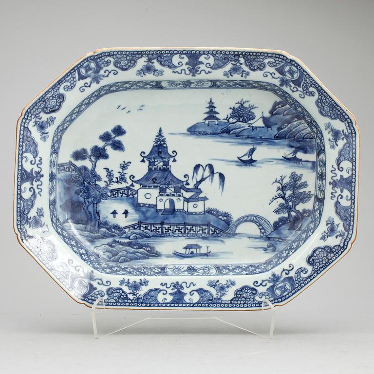 TERRINFAT, porslin, Kina, Qianlong (1736-1795).