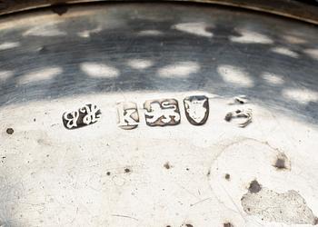 COASTERS, ett par, silver, Hester Bateman, London, England, 1785.
