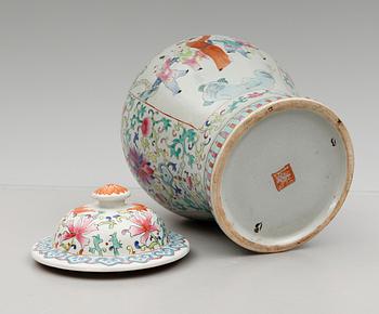 A CHINESE PORCELAIN URN AND COVER, 20th century.
