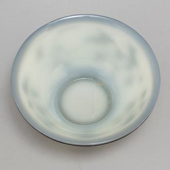 A Chinese peking glass bowl, 20th century.