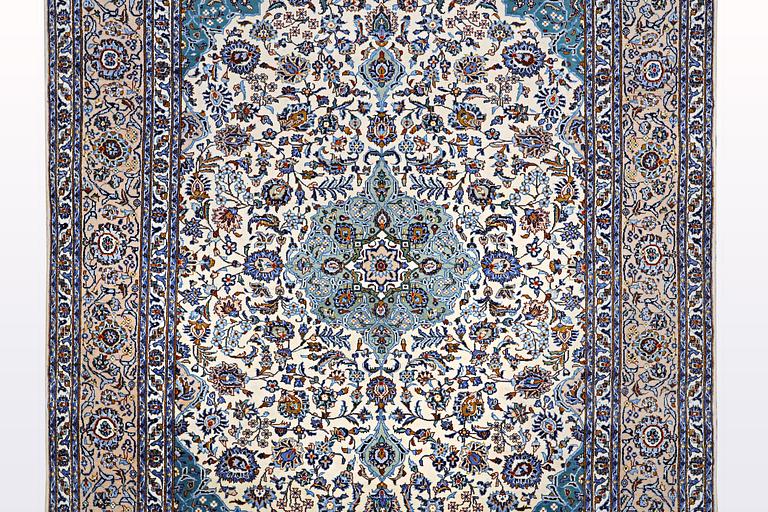 A carpet, Kashan, ca 364 x 280 cm.