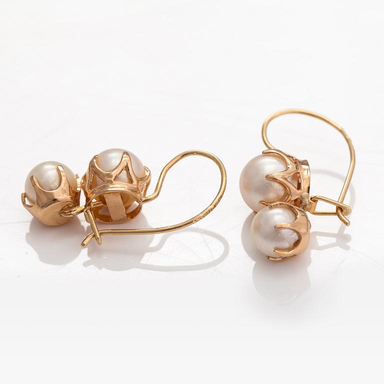A pair of 14K gold earrings with cutkutred pearls. Helsingin Timanttipojat, Helsinki 1998.