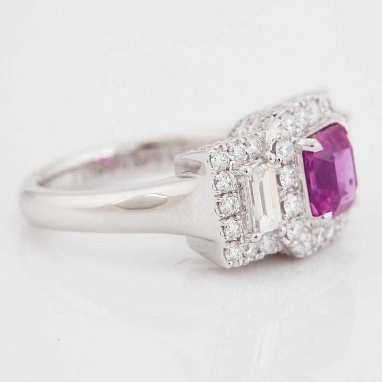 A intense pink sapphire, brilliant- and baguette cut diamond ring.