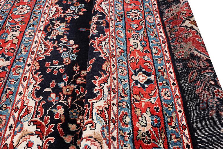 A Hamadan carpet, c. 298 x 215 cm.