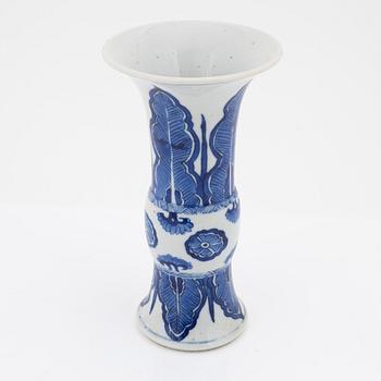 A Chinese blue and white porcelain beaker vase, 19th century, Qing dynasty.