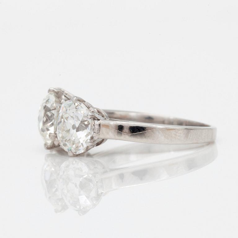 RING med tre gammalslipade diamanter totalt 4.01ct.