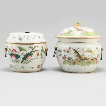 Two famille rose jars with covers, Qing dynasty, late 19th/early 20th century.