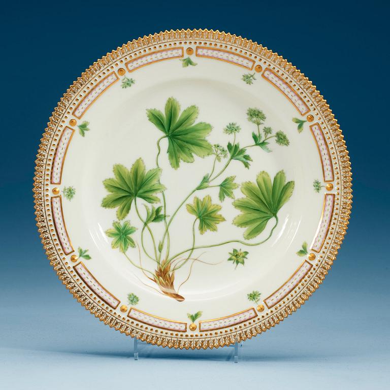 A set of 15 Royal Copenhagen 'Flora Danica' dinner plates, Denmark 20th Century.