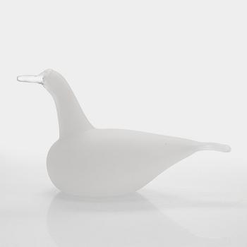 Oiva Toikka, a "Swan" glass bird, signed Villijoutsen Oiva Toikka Nuutajärvi 672/750.