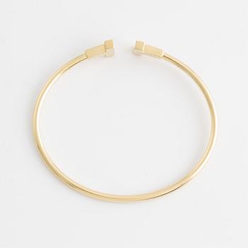 A Tiffany & Co 18K gold "T" bracelet.