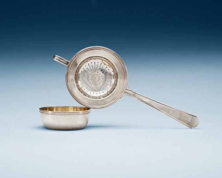 An Atelier Borgila tea-strainer with a bowl, Stockholm 1934.