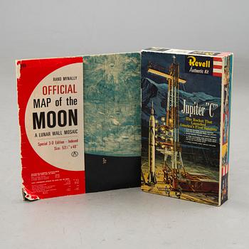 PLASTBYGGSATS "Jupiter C", Revell 1958/2006 SAMT KARTA, "Official Map of the Moon" av Rand McNally, 1960/70-tal.