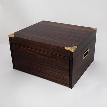 Aterinsarja, 100 osaa, hopeaa, "Chippendale", Auran Kultaseppä, Turku 1982. Aterinlaatikossa.