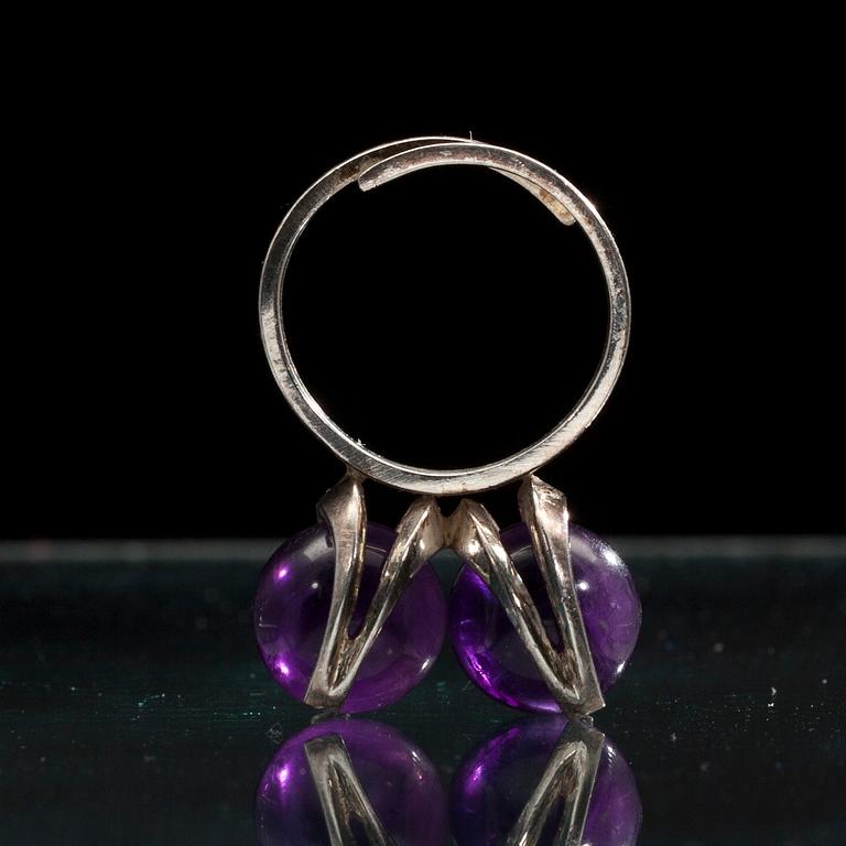 RING, silver med ametister, design Matti J. Hyvärinen, Siro Koru, Åbo 1974.