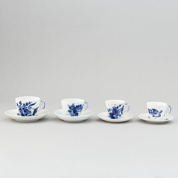 A 75 pcs Royal Copenhagen "Blå Blomst" porcelain part coffee service.