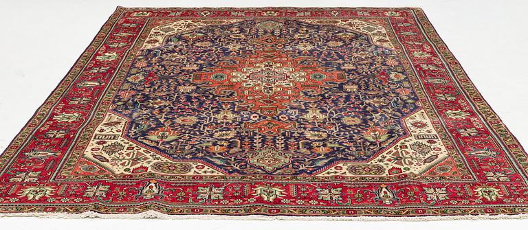 Matta, Täbriz, ca 345 x 245 cm.