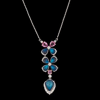 65. A moonstone, tot. 6.49 cts, pink sapphire, tot. 1.10 ct and brilliant cut diamond pendant.