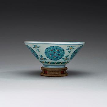 A wucai bowl, Qing dynasty (1644-1912) with Xuande six character mark.