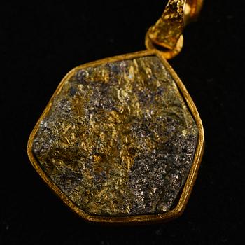 Björn Weckström, HÄNGSMYCKE, guld 14K samt kopparmalm, "Joik", Lapponia 1974. Vikt 16,3 g.