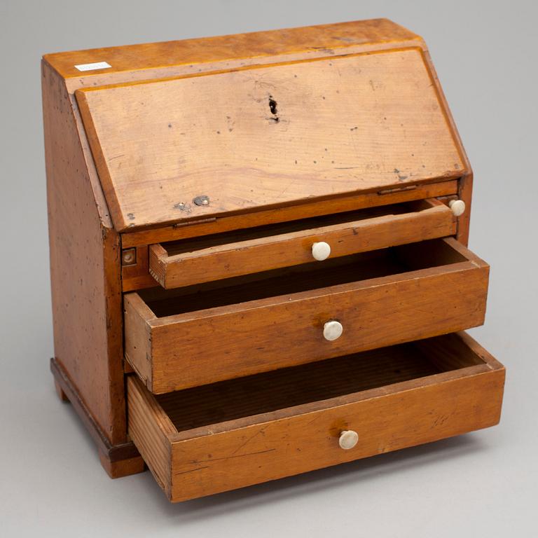 SNEDKLAFFSEKRETÄR i MINIATYR, Karl-Johan, 1800-tal.