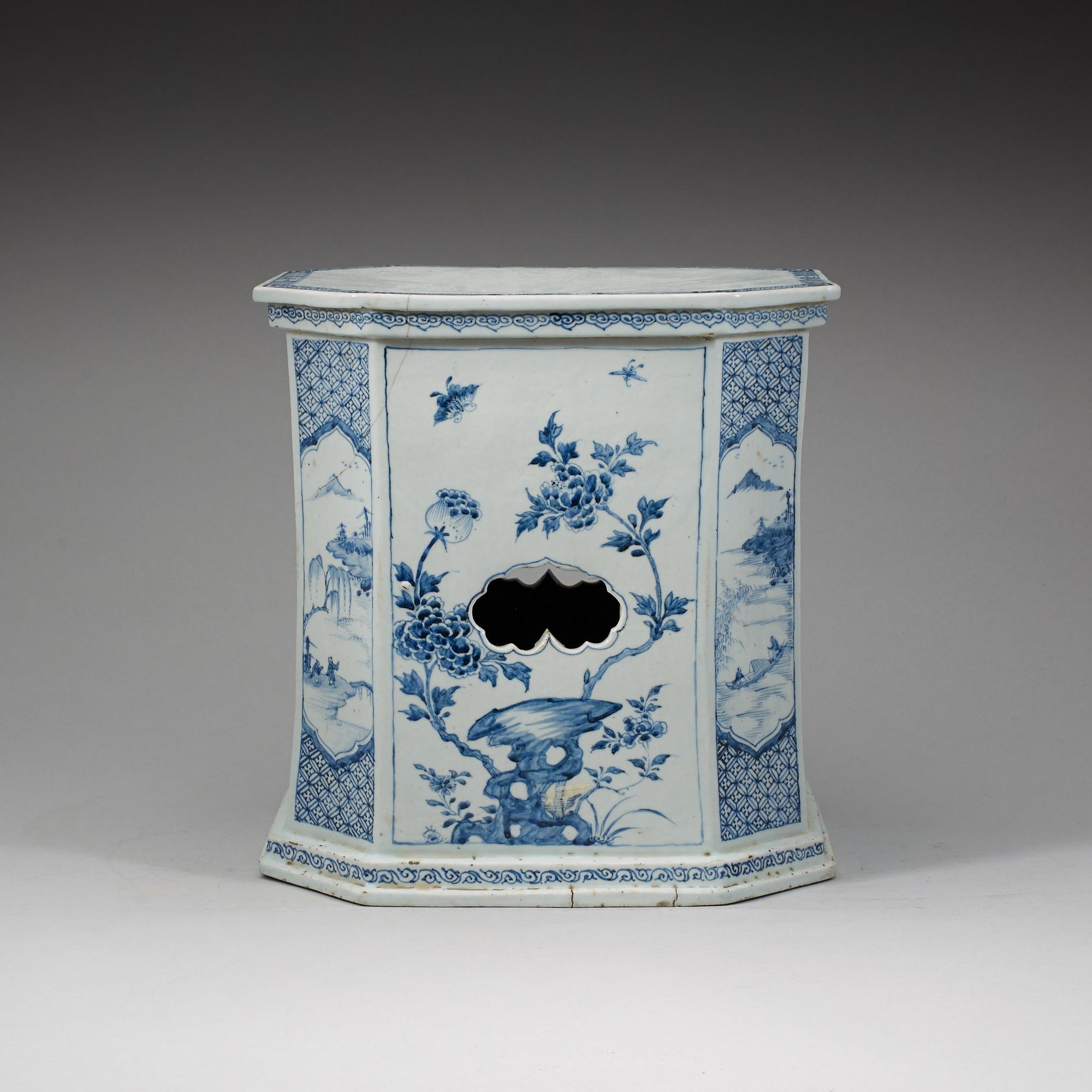 A rare large blue and white plinth/garden seat, Qing dynasty, Kangxi (1662-1722).