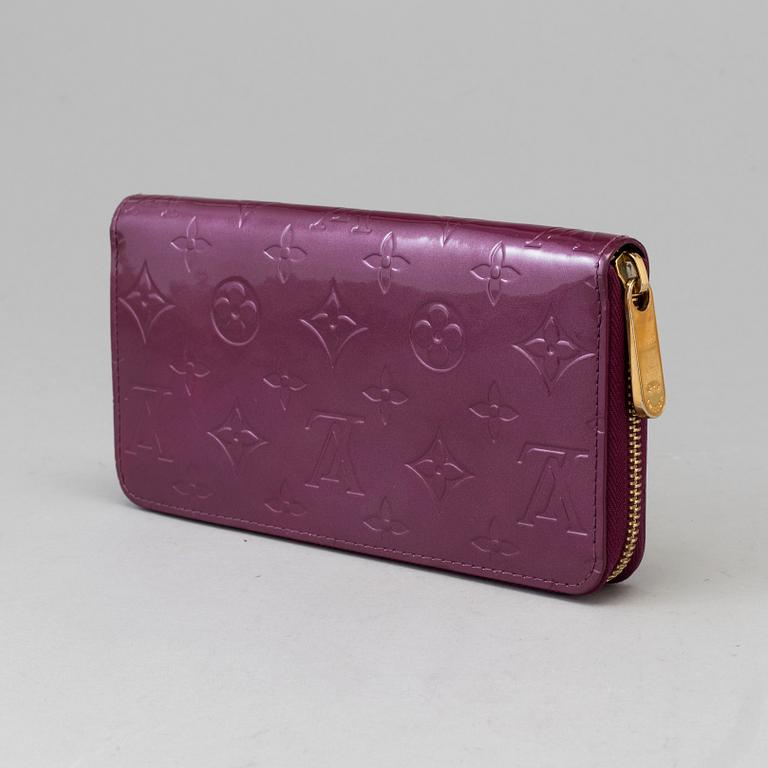 A Louis Vuitton "Zippy" wallet.