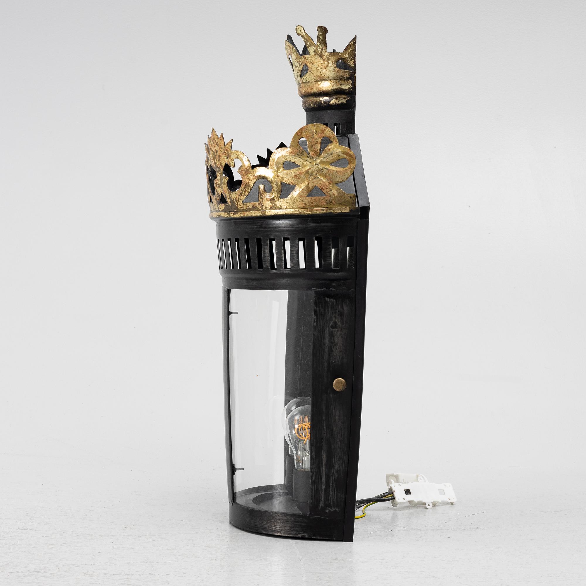 Wall lantern, contemporary manufacture.