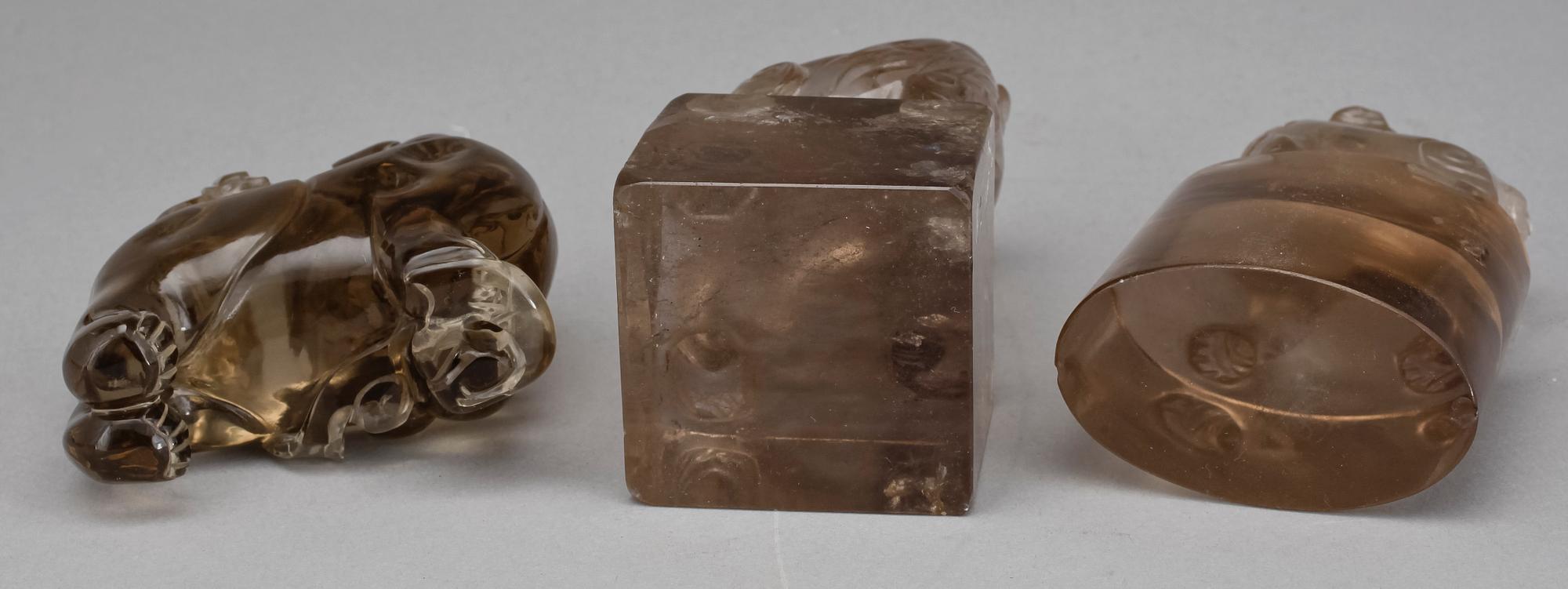 FOHUNDAR. 3 st, bergskristall, Kina. Tidigt 1900-tal.