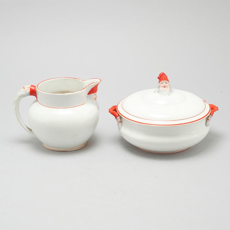 An eartheware porrige tureen and a jug from Göteborg, around the year 1900.