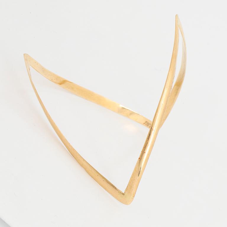 An 18K gold bangle.