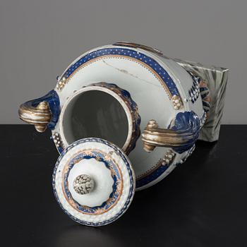 A pair of jars with covers, Qing dynasty, Qianlong (1736-95).