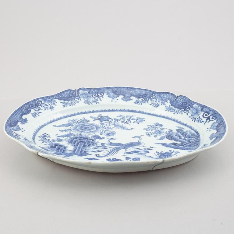 A Chinese export porcelain charger, Qing dynasty, Qianlong (1736-95).