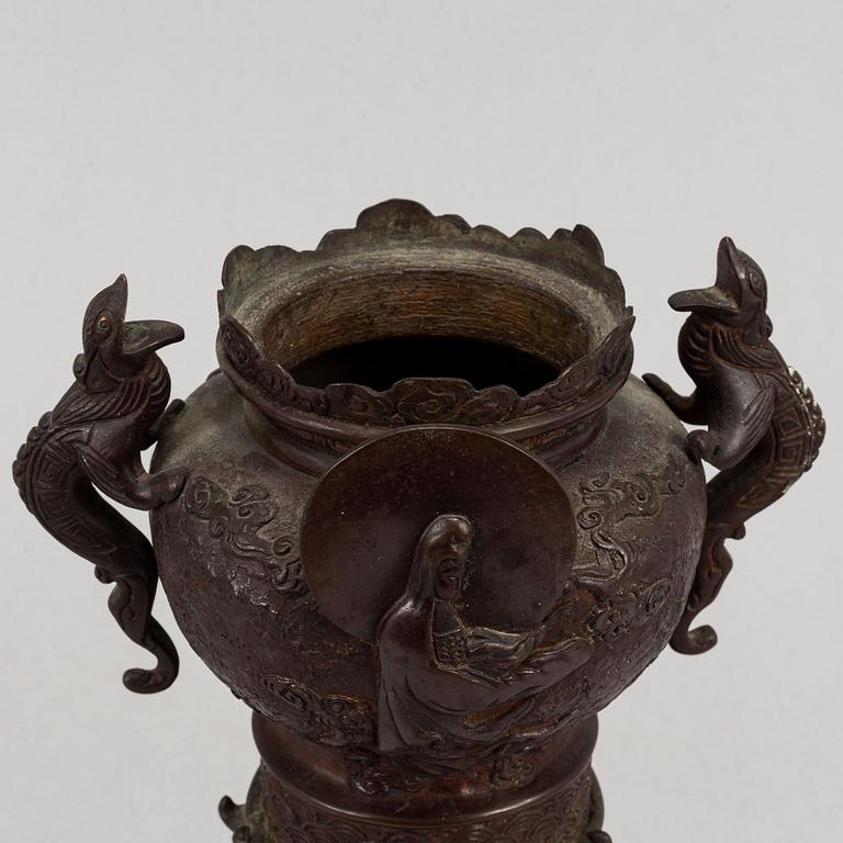 A Japanese bronze censer, Meiji period (1868-1912).