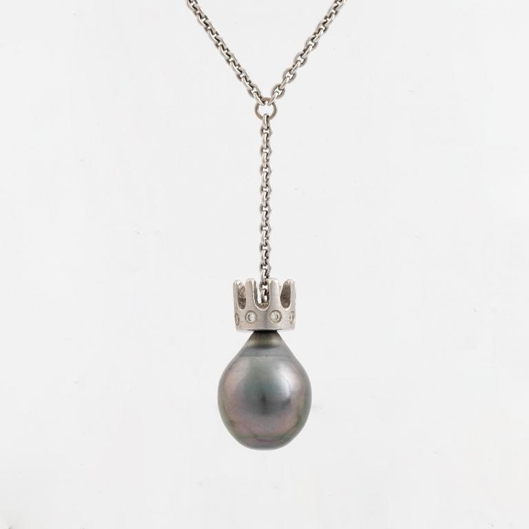 Cultured Tahiti pearl and brilliant cut diamond necklace.