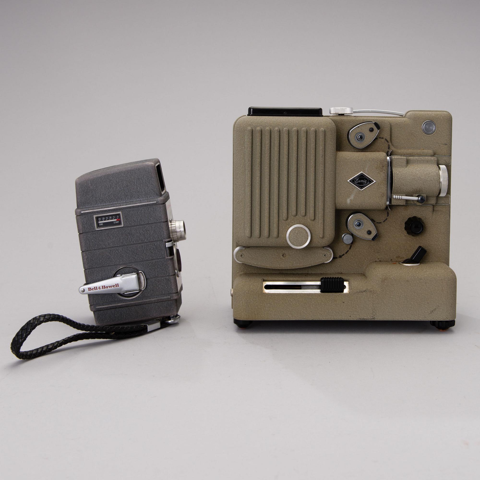 EUMIG E8 FILMPROJEKTOR OCH BELL & HOWELL TWO TWENTY  SMALFILMSKAMERA, 1950-tal.