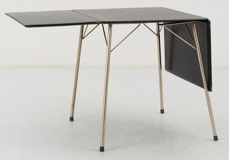 MATBORD, Fritz Hansen Danmark. Design: Arne Jacobsen, 1960-tal. Etikettmärkt undertill.