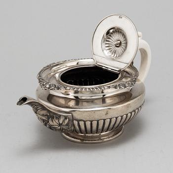 A silver teapot, William Eley & William Fearn, London 1823, 742 gram.