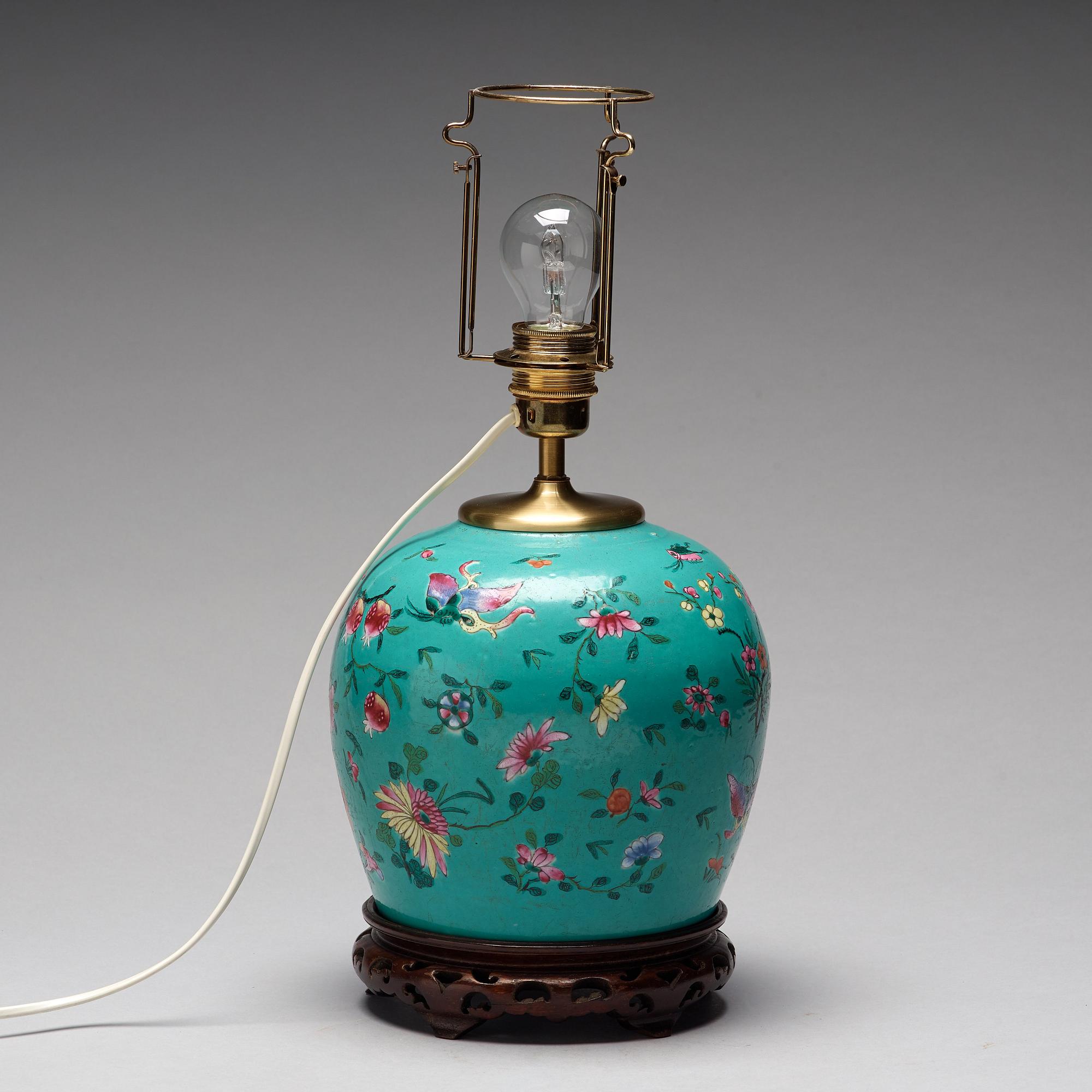 A Chinese jar, early 20th Century.