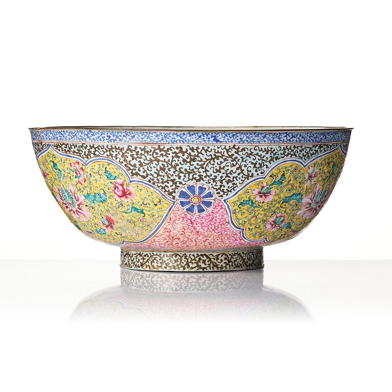 A large enamel on copper bowl, and a cover, Qing dynasty, 18th century.