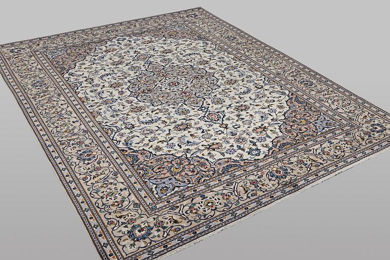 A carpet, Kashan, ca 326 x 257 cm.