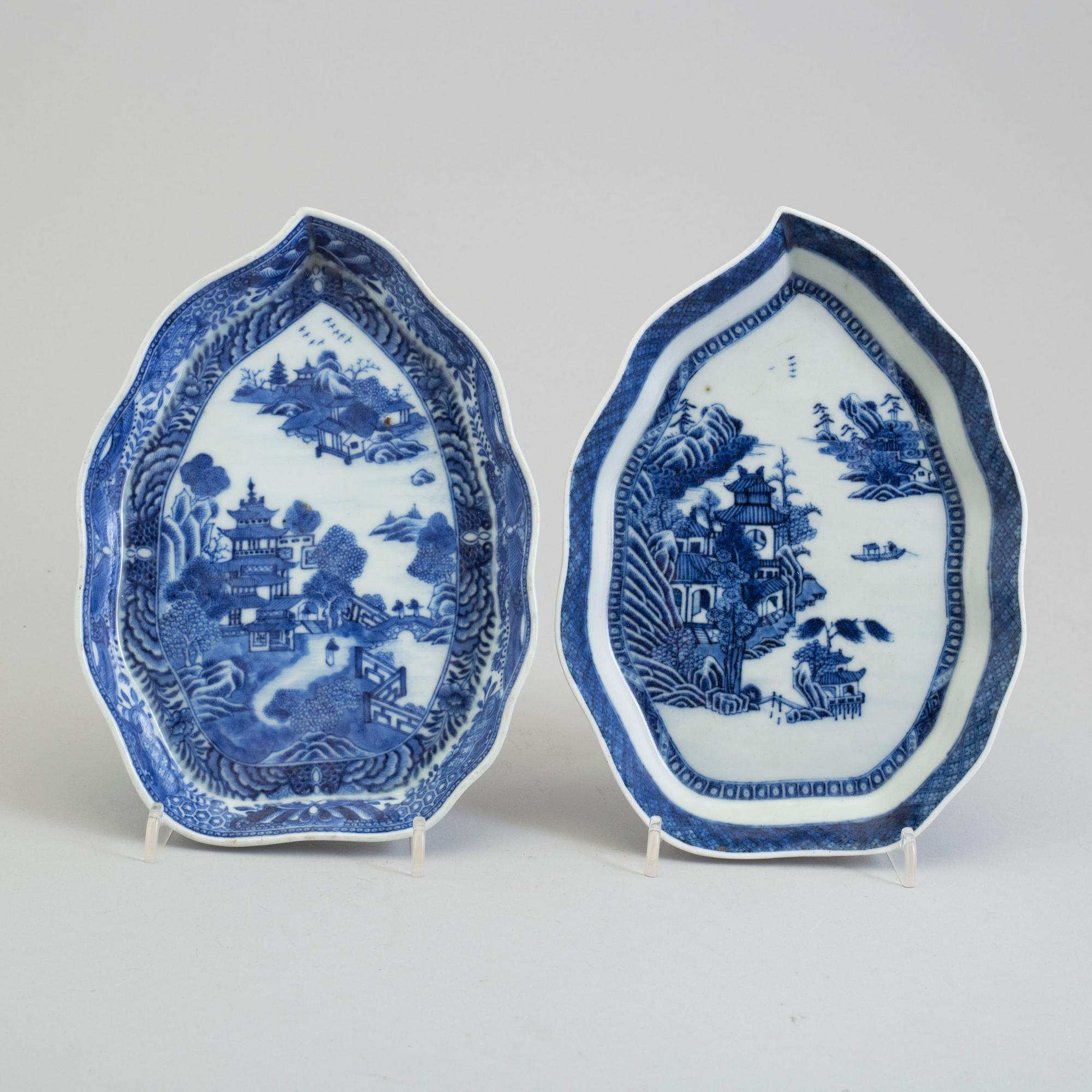 LÖVFORMADE FAT, två stycken, kompaniporslin. Qingdynastin, Qianlong (1736-95).